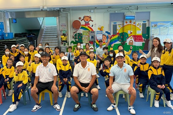 2024年 LIVゴルフ・香港 香妻陣一朗 ダニー・リー ケビン・ナ スコット・ビンセント チームで小学校を表敬訪問