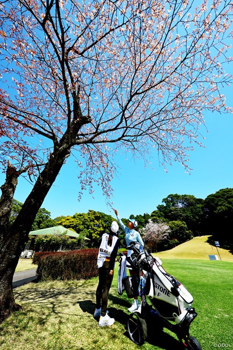鹿児島は春です 2024年 Vポイント×ENEOS ゴルフトーナメント 初日 鶴岡果恋