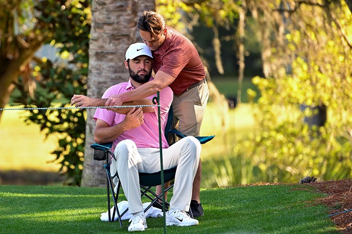 シェフラーはラウンド中にトレーナーの処置を受けた(Ben Jared／PGA TOUR via Getty Images) 2024年 ザ・プレーヤーズ選手権 2日目 スコッティ・シェフラー