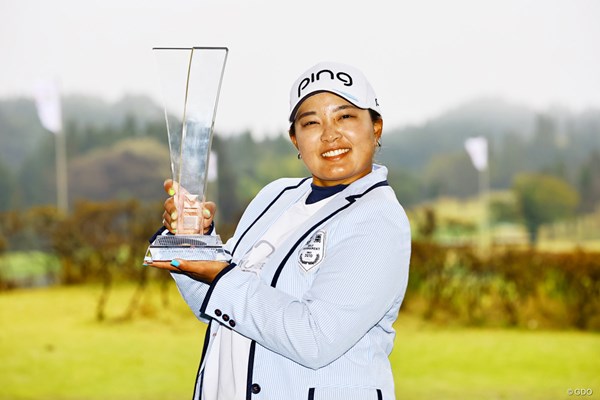 2024年 Vポイント×ENEOS ゴルフトーナメント 最終日 鈴木愛 2週連続優勝を決めた鈴木愛。節目のツアー通算20勝目に到達した