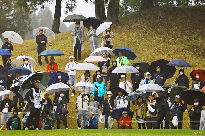 雨の中、大勢のギャラリーが見守る 2024年 Vポイント×ENEOS ゴルフトーナメント 最終日 鈴木愛