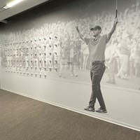 タイガー・ウッズの通算82勝を記念して本社内に設けられた壁画 2024年 ザ・プレーヤーズ選手権 PGAツアー本社