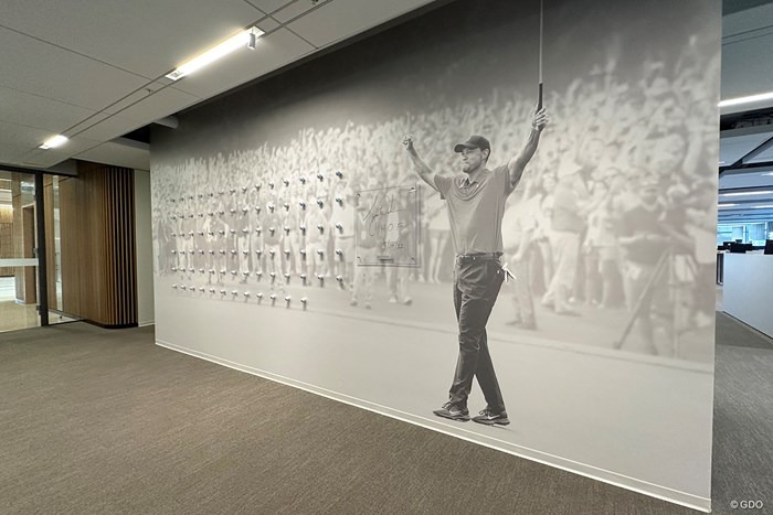 タイガー・ウッズの通算82勝を記念して本社内に設けられた壁画 2024年 ザ・プレーヤーズ選手権 PGAツアー本社