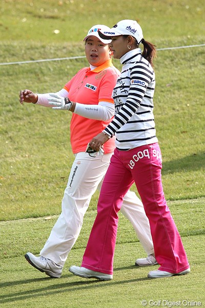 2010年 伊藤園レディスゴルフトーナメント 初日 横峯さくら＆アン・ソンジュ ラウンド中に結構話をしてる場面も多くみられた。この2人仲良いんだ？