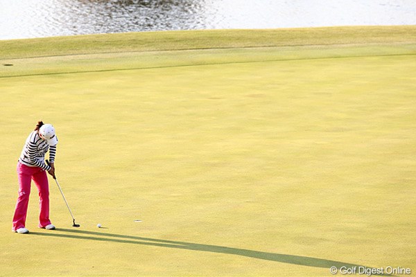 2010年 伊藤園レディスゴルフトーナメント 初日 横峯さくら 何時ころでしょうか？なが～い影が、日の短さを感じます。