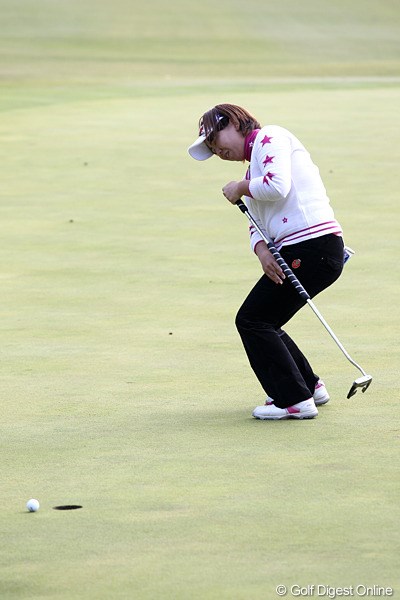 2010年 伊藤園レディスゴルフトーナメント 初日 吉田弓美子 最終ホールバーディパットを外し悔しい表情、1アンダー、6位タイ、シード権争いも・・・。