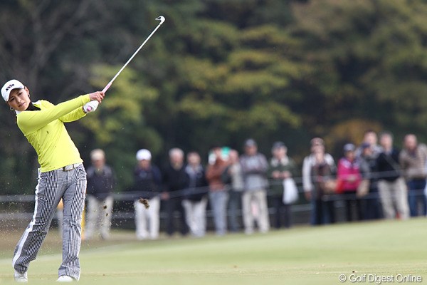 2010年 伊藤園レディスゴルフトーナメント 2日目 横峯さくら ショット自体悪くないらしいので攻めのゴルフで決めてほしいです。