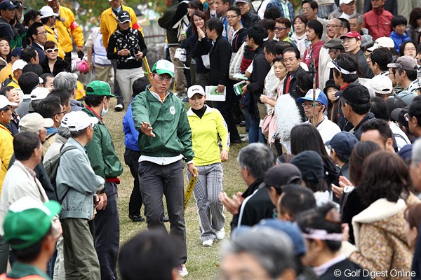 2010年 伊藤園レディスゴルフトーナメント 2日目 横峯さくら 移動も大変です。人気者のさくらちゃん。