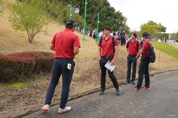 2024年 東建ホームメイトカップ 最終日 中野麟太朗 同じ大学のゴルフ部の学生かな？同じユニフォームを着て応援。