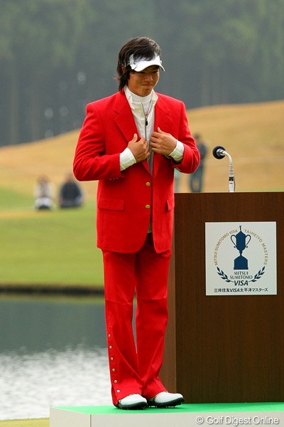 2010年 三井住友VISA太平洋マスターズ 最終日 石川遼 真紅のチャンピオンブレザーを身にまとう。赤のズボンとのコーディネートもバッチリ！
