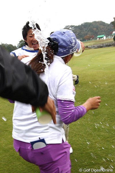 2010年 伊藤園レディスゴルフトーナメント 最終日 佐伯三貴 仲間から祝福の水シャワーを掛けられ逃げ回るミキティ。冷たくてもうれしいものです。