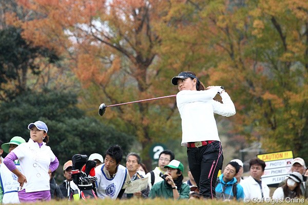 2010年 伊藤園レディスゴルフトーナメント 最終日 中田美枝 後ろの紅葉も天気がよければきれいなんでしょうね。