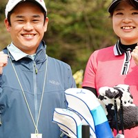 神谷和奏のキャディ(左)は夫でコーチの幸宏さんが務める 2024年 富士フイルム・スタジオアリス女子オープン 事前 神谷和奏