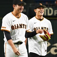 巨人・菅野智之投手（左）との縁で始球式が実現した 2024年 中島啓太 始球式