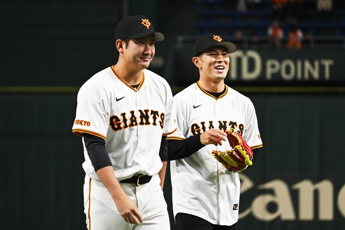 巨人・菅野智之投手（左）との縁で始球式が実現した 2024年 中島啓太 始球式