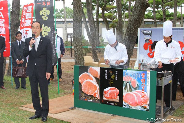 「宮崎は元気です！」と、会場に駆けつけた東国原知事が宮崎牛の安全性と宮崎の特産物などをアピールした