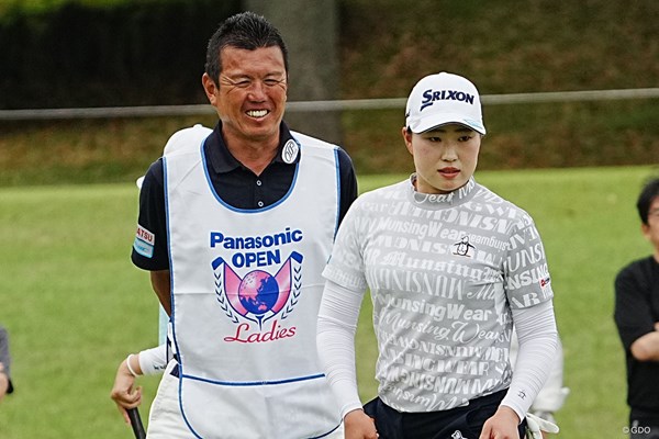 2024年 パナソニックオープンレディースゴルフトーナメント 2日目 竹田麗央 信頼する清水重憲キャディ（左）のアドバイスが生きた