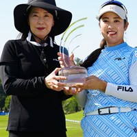 支えてくれた母・結子さん（左）と優勝トロフィを掲げた 2024年 パナソニックオープンレディースゴルフトーナメント 最終日 天本ハルカ