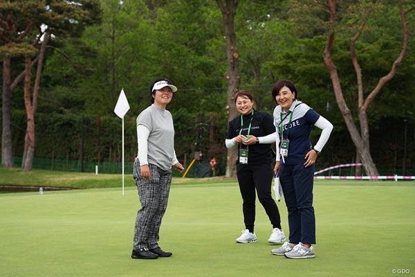 ホールアウト時に3人で楽しそうに談笑