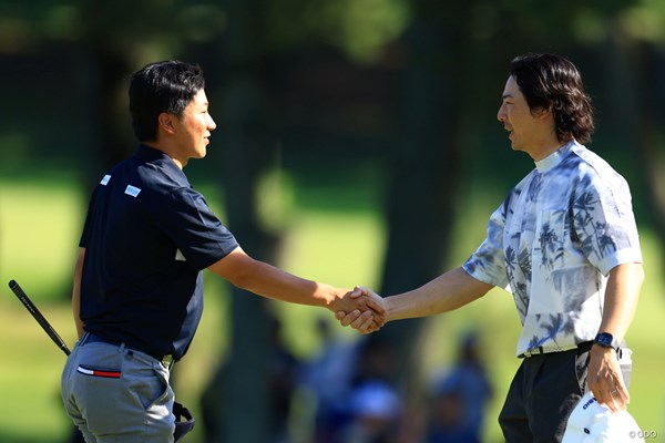 2日間プレーをともにした杉浦悠太と握手