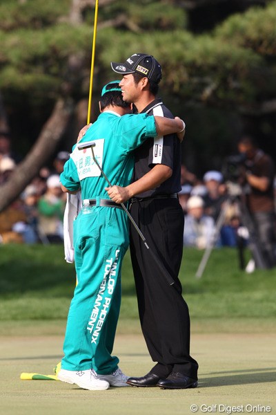 2010年 ダンロップフェニックストーナメント 最終日 池田勇太 優勝の瞬間真っ先にキャディの福田君が駆け寄り祝福。