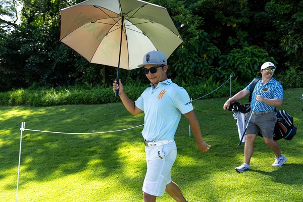 2024年 LIVゴルフ・シンガポール 事前 香妻陣一朗 コースは日傘が手放せないほどの暑さだった