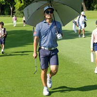 地元のジュニアゴルファーが練習ラウンドに帯同 2024年 LIVゴルフ・シンガポール 事前 香妻陣一朗