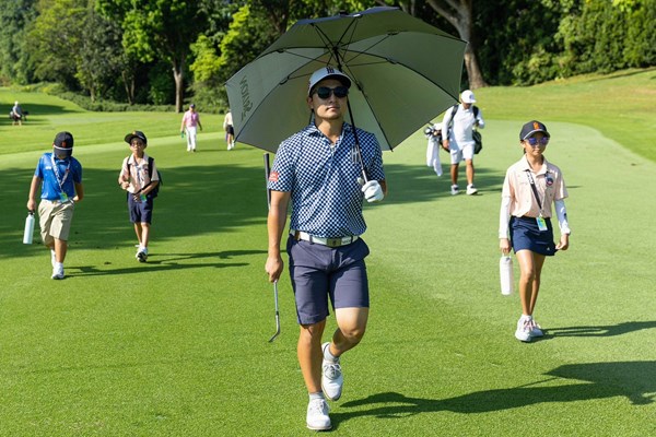 2024年 LIVゴルフ・シンガポール 事前 香妻陣一朗 地元のジュニアゴルファーが練習ラウンドに帯同