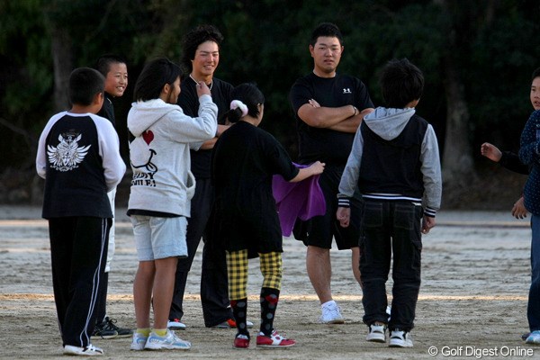 練習ラウンド後、地元の子供たちと交流を深めた石川遼と薗田峻輔