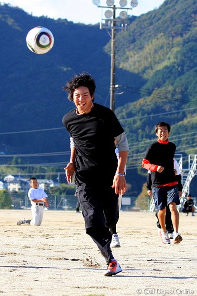 2010年 カシオワールドオープンゴルフトーナメント 練習日 石川遼 賞金王争いの渦中にいる石川遼も、大好きなサッカーでリラックス