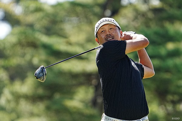 2024年 関西オープンゴルフ選手権競技 初日 岩田寛 ティショット後笑顔を見せる