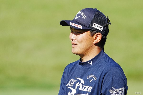2024年 関西オープンゴルフ選手権競技 初日 河本力 ラウンド中笑顔を見せる