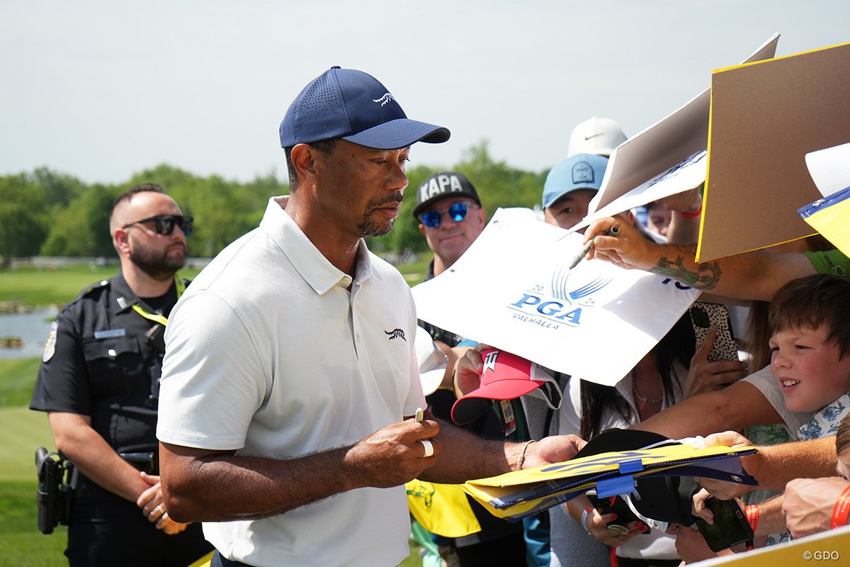 2024年 全米プロゴルフ選手権 事前 タイガー・ウッズ 練習日のホールアウト後にファンにサイン