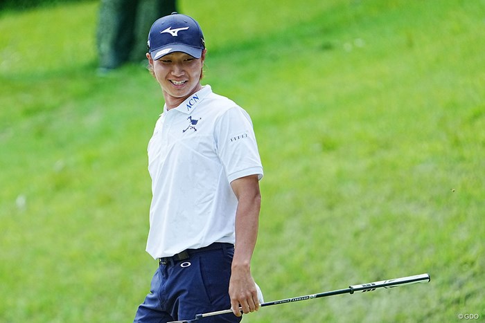 8番ロングパットを決め笑顔を見せる 2024年 関西オープンゴルフ選手権競技 2日目 平田憲聖