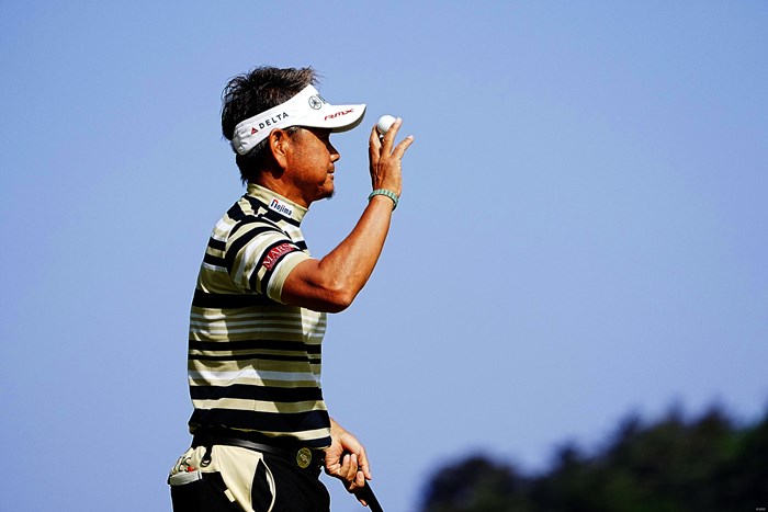 バーディパットを決めファンの声援に応える 2024年 関西オープンゴルフ選手権競技 2日目 藤田寛之