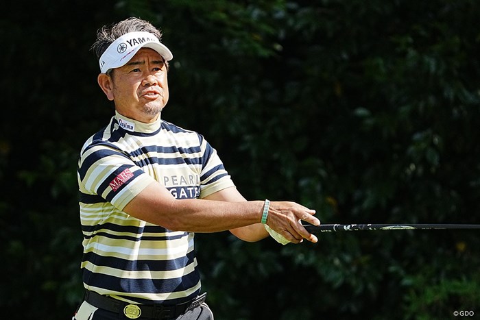 ティショットを放ち打球の行方を追う 2024年 関西オープンゴルフ選手権競技 2日目 藤田寛之