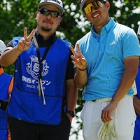 カメラを見てキャディと「ハイ・ピース」 2024年 関西オープンゴルフ選手権競技 2日目 竹内大