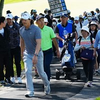 ギャラリーを引き連れホールを移動 2024年 関西オープンゴルフ選手権競技 2日目 石川遼