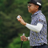 バーディを奪いファンの声援に応える 2024年 関西オープンゴルフ選手権競技 2日目 片山晋呉