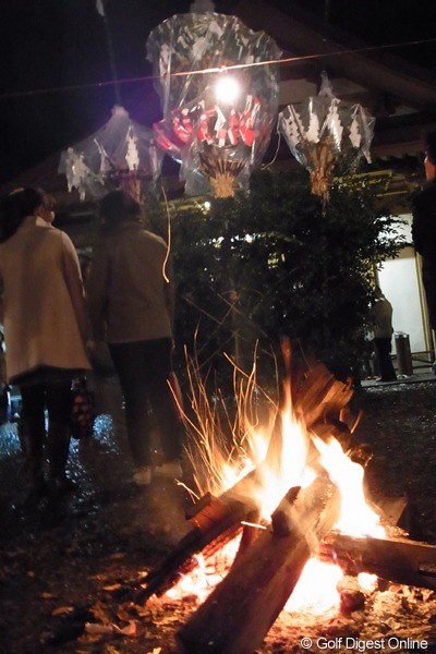 神楽殿の前で焚火で暖を取る見物客(撮影:リコー CX4/長浦庸一)