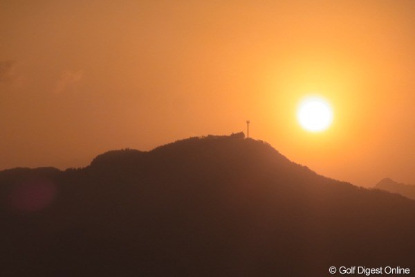 2010年 LPGAツアーチャンピオンシップリコーカップ事前情報 国見ヶ丘展望台 太陽のパワーをすごく感じます。日の出直後の一枚(撮影:リコー CX4/長浦庸一)