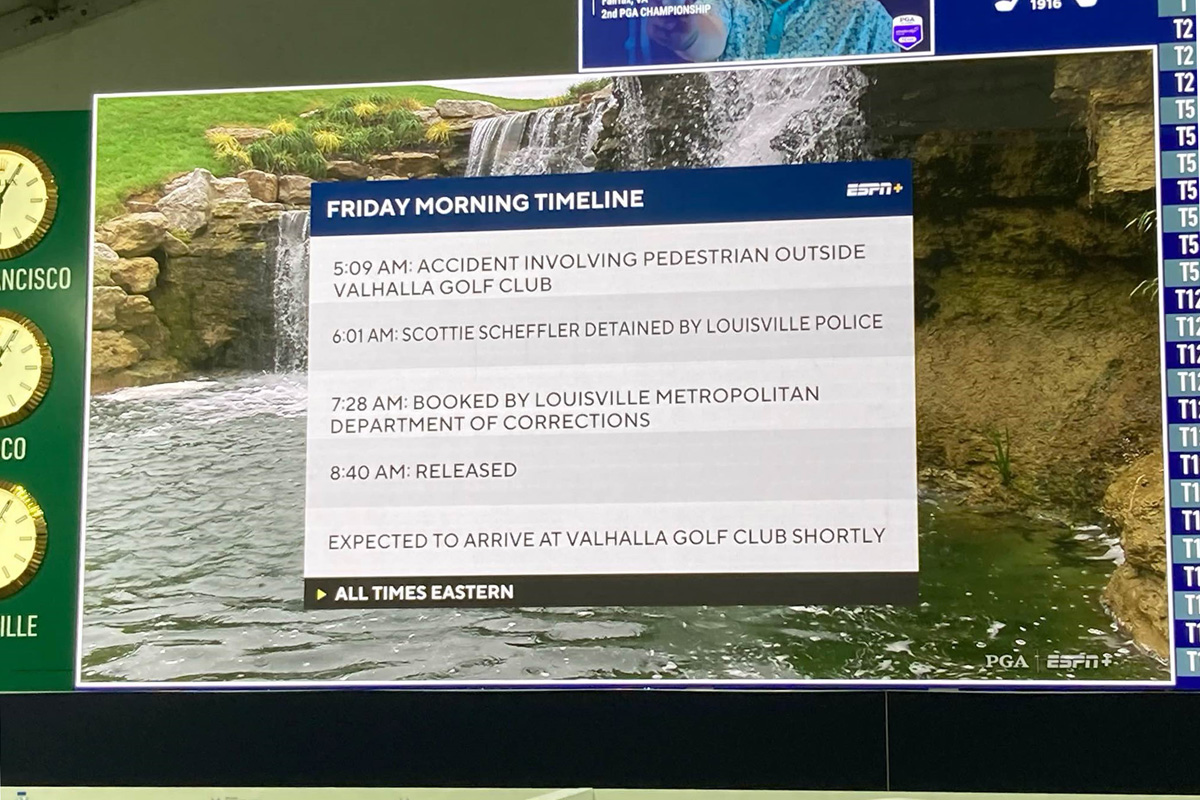 メディアセンターの大型モニターに映し出されたシェフラー拘束の経緯