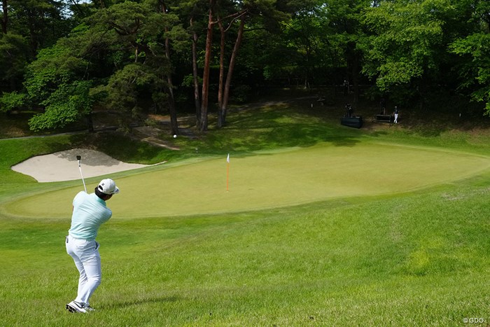 斜面からナイスアプローチを見せる 2024年 関西オープンゴルフ選手権競技 3日目 清水大成