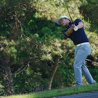 ティショットを曲げ斜面からグリーンを狙う 2024年 関西オープンゴルフ選手権競技 3日目 ジャスティン・デロスサントス