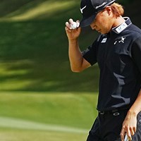パットを決めファンの声援に頭を下げる 2024年 関西オープンゴルフ選手権競技 3日目 平田憲聖