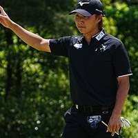 バーディを決めファンの声援に応える 2024年 関西オープンゴルフ選手権競技 3日目 平田憲聖