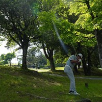 18番ティショットを曲げ崖下からグリーンを狙う 2024年 関西オープンゴルフ選手権競技 3日目 幡地隆寛