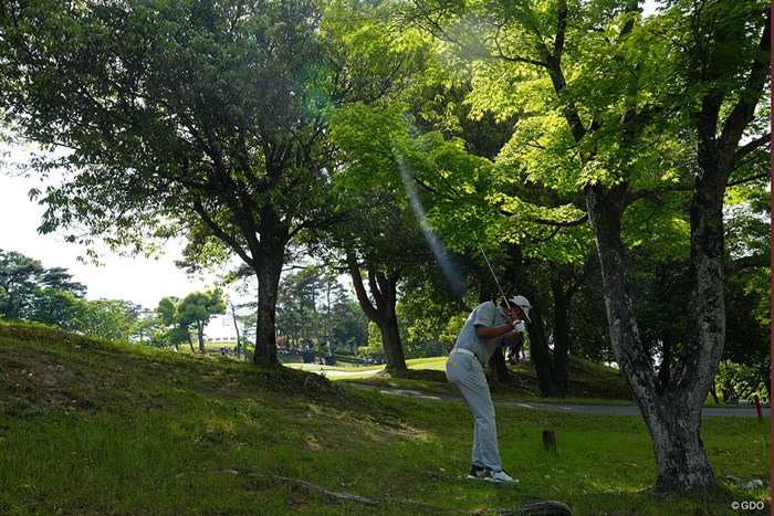 18番ティショットを曲げ崖下からグリーンを狙う 2024年 関西オープンゴルフ選手権競技 3日目 幡地隆寛