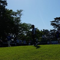朝1番、ティショットを終えフェアウェイに向かう 2024年 関西オープンゴルフ選手権競技 3日目 池村寛世