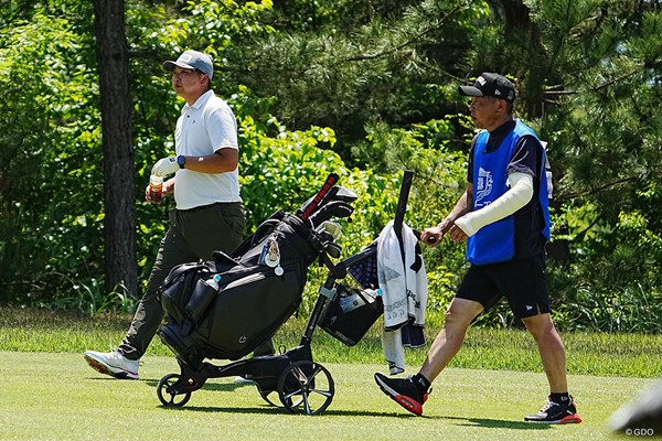 2024年 関西オープンゴルフ選手権競技 3日目 中谷樹 中谷幸男 中谷樹は左腕骨折の父・幸男さんをキャディにツアーデビュー